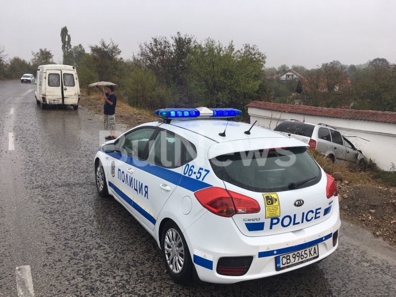 Кола се е забила в оградата на комплекс "Вичов хан"
