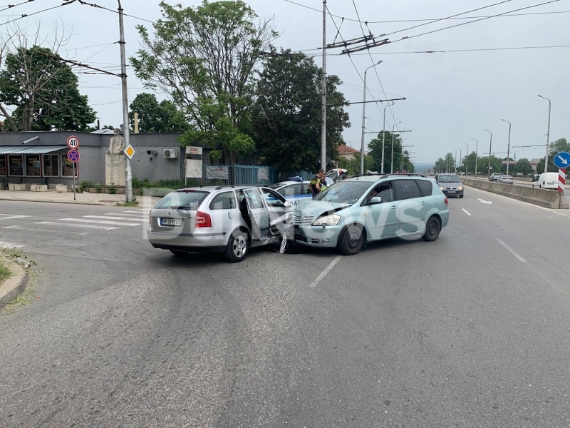 Тежка катастрофа е станала на възлов булевард във Враца видя