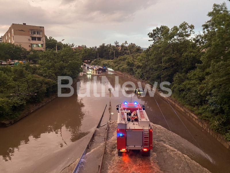 Лек автомобил е потънал в наводнения подлез на бул Мито