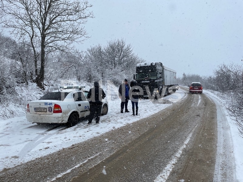 Кола се е ударила в ТИР между Криводол и Враца
