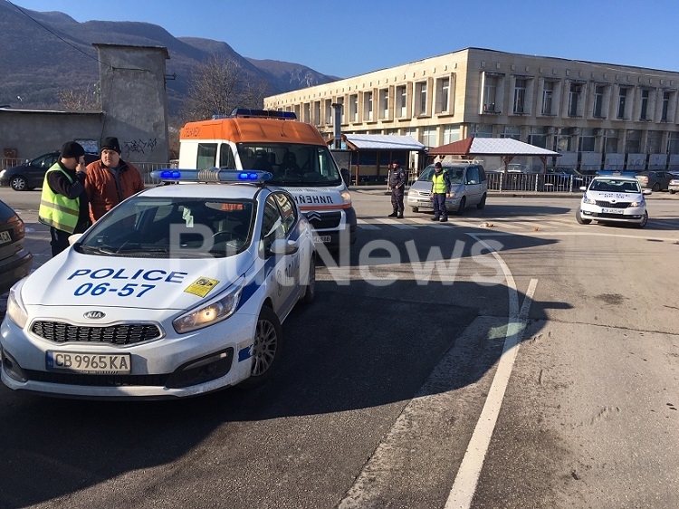 Кола е блъснала моторист пред изчислителния център във Враца, видя