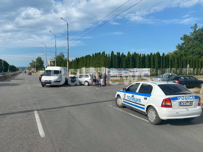 Бус и кола се удариха във Враца видя репортер на