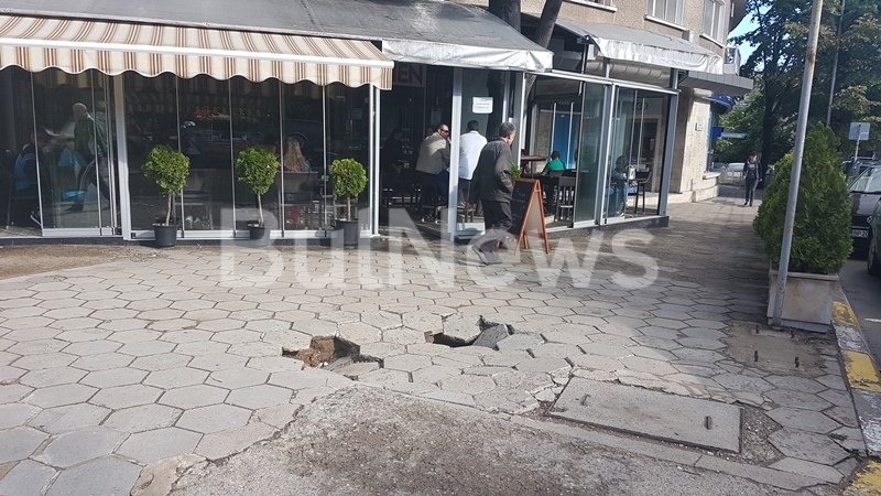 Тротоар в идеалния център на Враца пропадна и в него