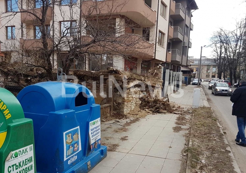 Необитаема къща в центъра на Враца се срути преди минути
