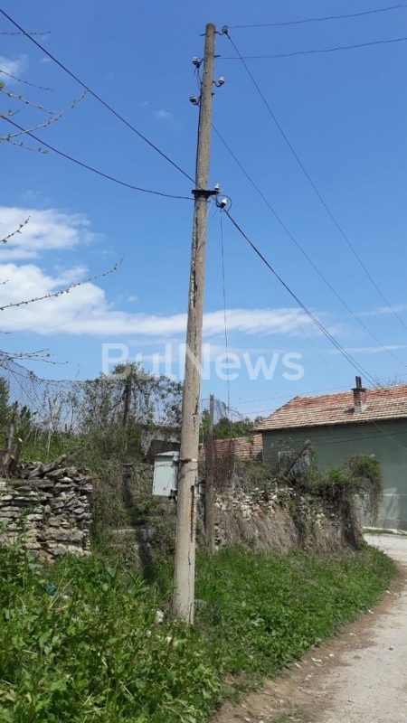 Електрически стълбове застрашават живота на хората във врачанското село Брусен