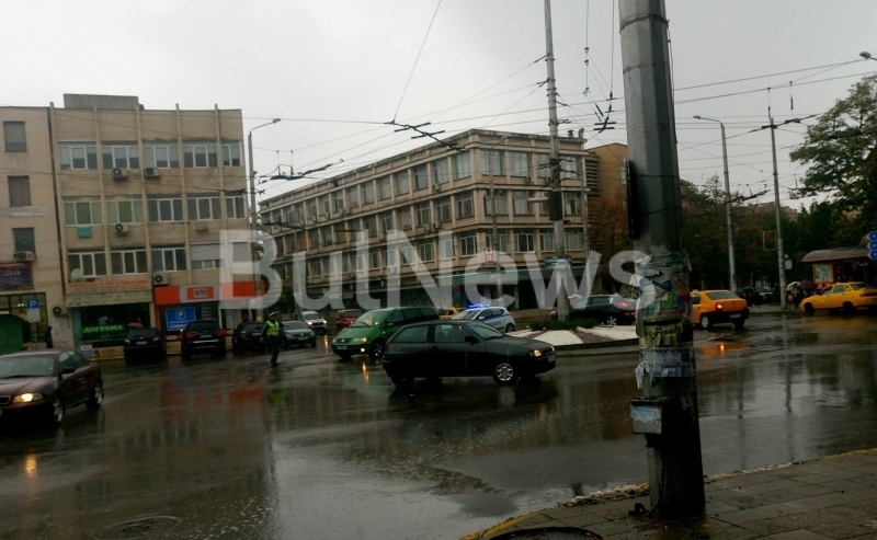 Пътно-транспортно произшествие предизвика транспортен хаос на най-натовареното кръстовище във Враца