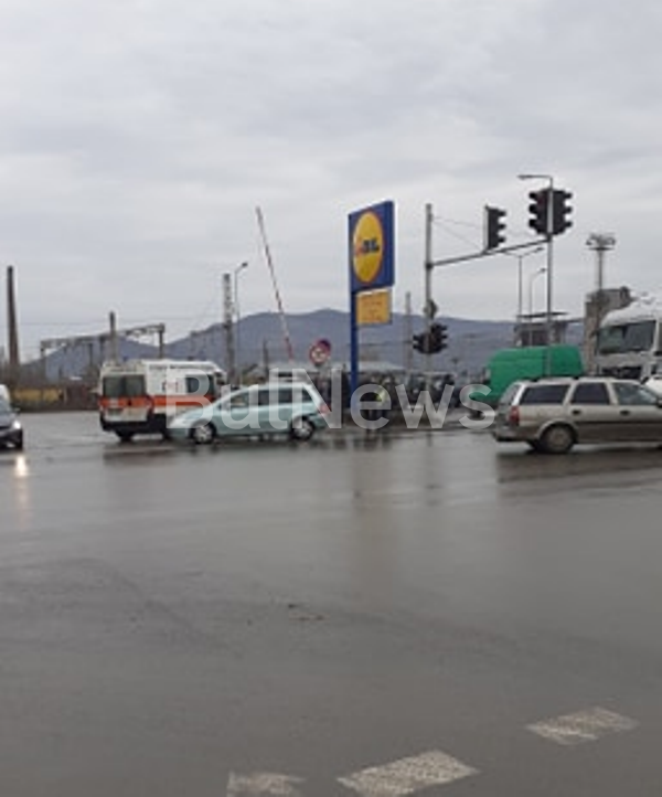 Чешки ТИР отнесе Пежо на възлово кръстовище във Враца видя