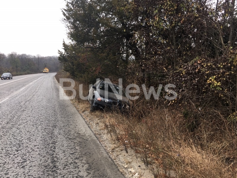 Лек автомобил „БМВ“ е катастрофирал на пътя между Враца и