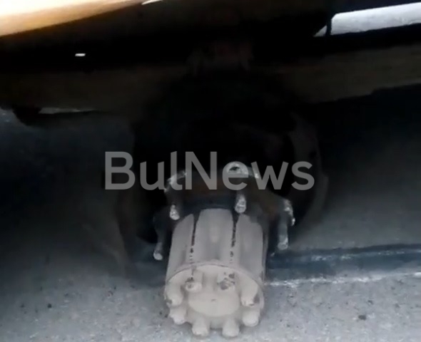 Ученически автобус остана без гуми докато карал децата на училище
