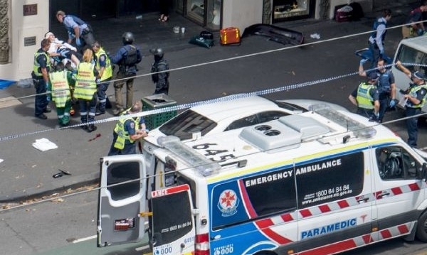 Полицията в Австралия арестува мъж, влетял с колата си върху