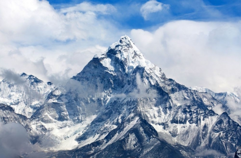 Общо петима души загинаха под Еверест (8848.86 м) в рамките