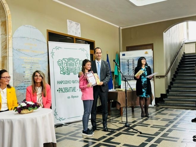 Наградиха участници в литературен конкурс във Враца, съобщиха от общината.
На