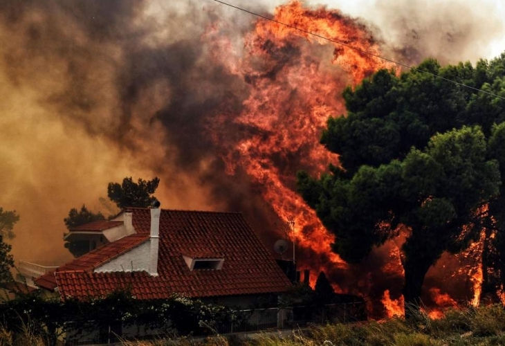 Загиналите в пожарите, обхванали Гърция достигнаха 76, ранени са 164,