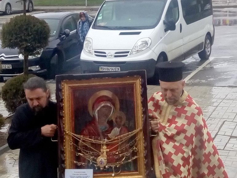 Чудотворна Богородична икона от Украйна донесоха в България Тя е