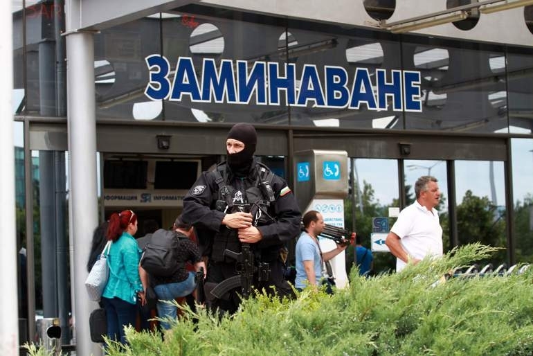 Граничните полицаи на летището в София задържаха тази сутрин 56 годишен
