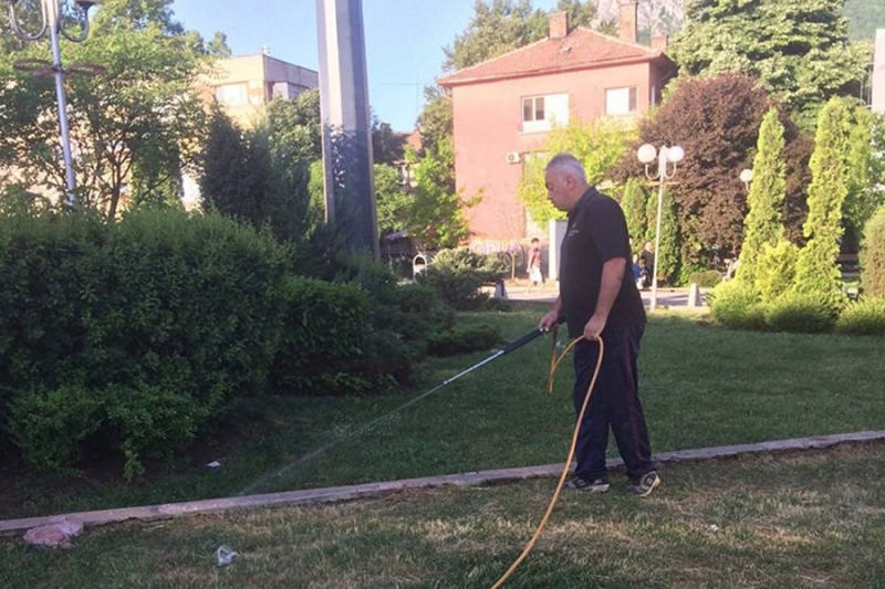 Специализирани екипи започнаха обработката на тревните площи във Враца Пръскането