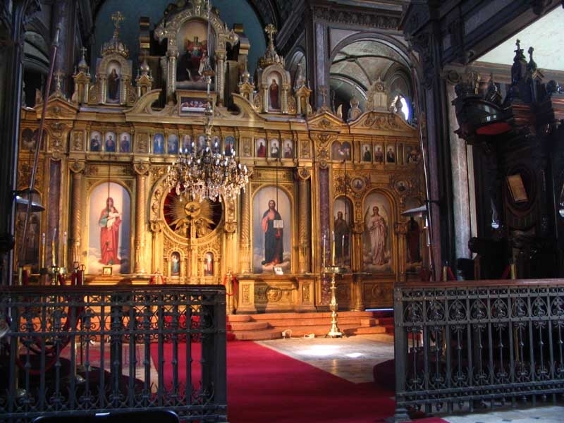 Стаи за кърмене да има в православните храмове у нас