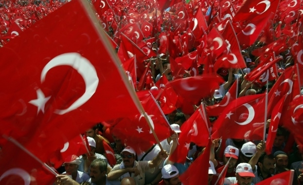 Турските власти възстановяват на работа 1823 държавни служители, след като