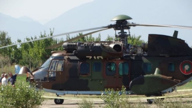 Екипаж на вертолет Кугар“ транспортира тежко пострадал мъж в района