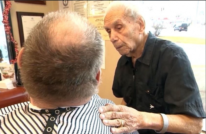 Най-старият работещ бръснар в света се грижи клиентите му да