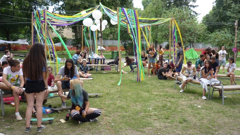Двама професионални пътешественици посетиха лагера на участниците в младежкия фестивал на