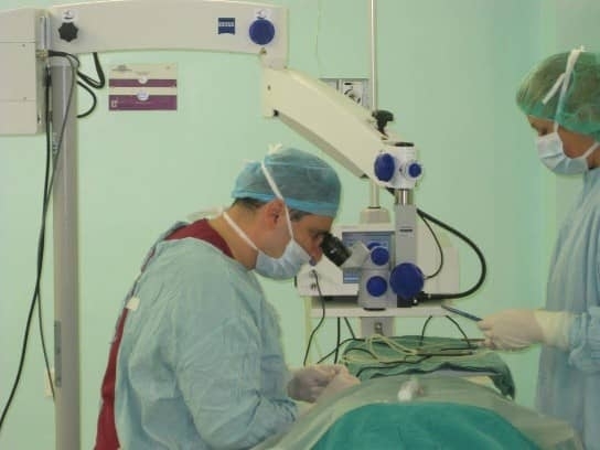 Китайски лекари извадиха 11 живи паразита от окото на 5-месечно