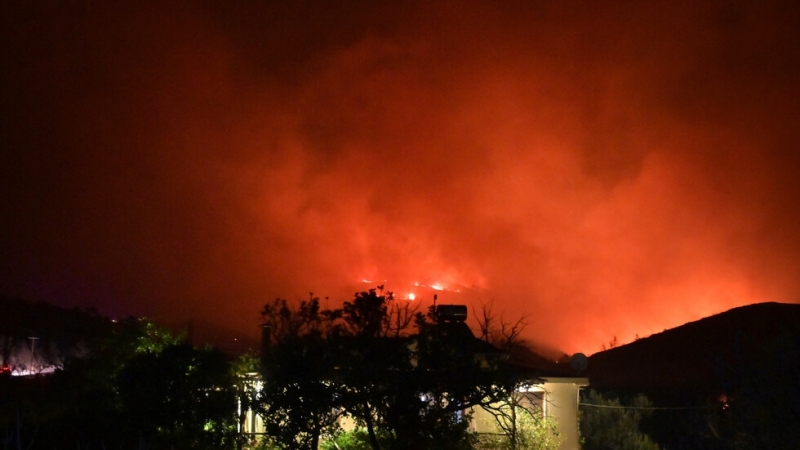 На три гръцки острова пламнаха големи пожари а туристи са