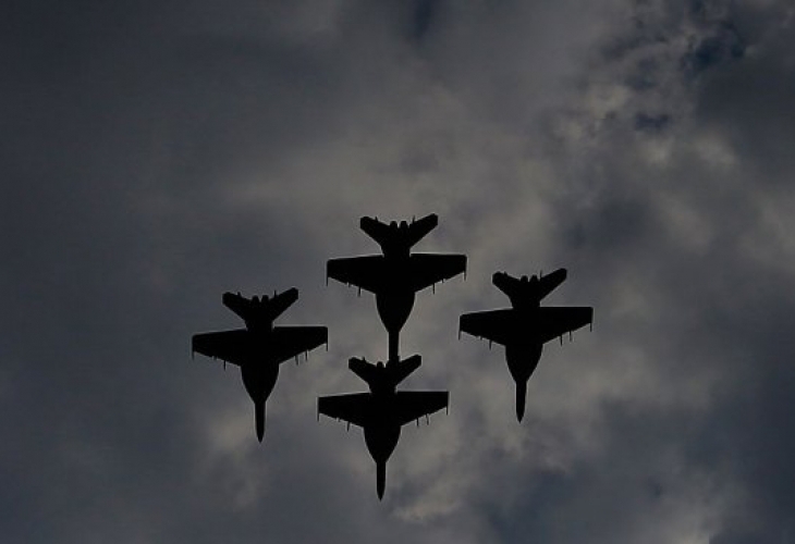 Бойни самолети на сръбските военновъздушен сили (ВВС) прелетяха вчера над